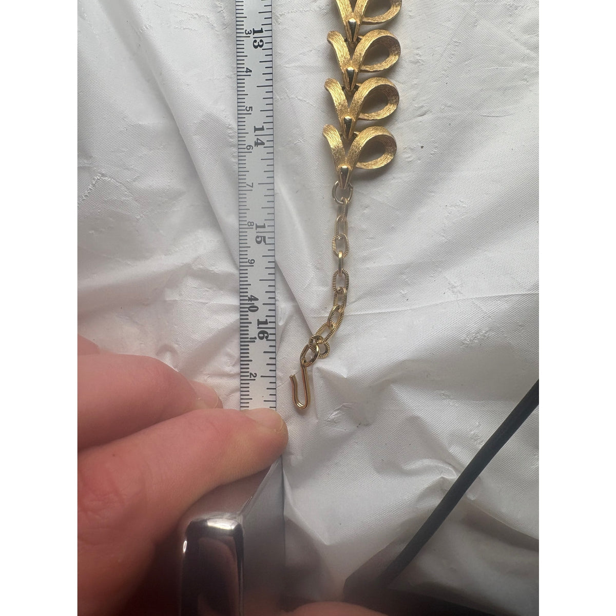 Sarah Coventry Vintage Gold Tone Leaf Motif Statement Necklace 16.5 inches