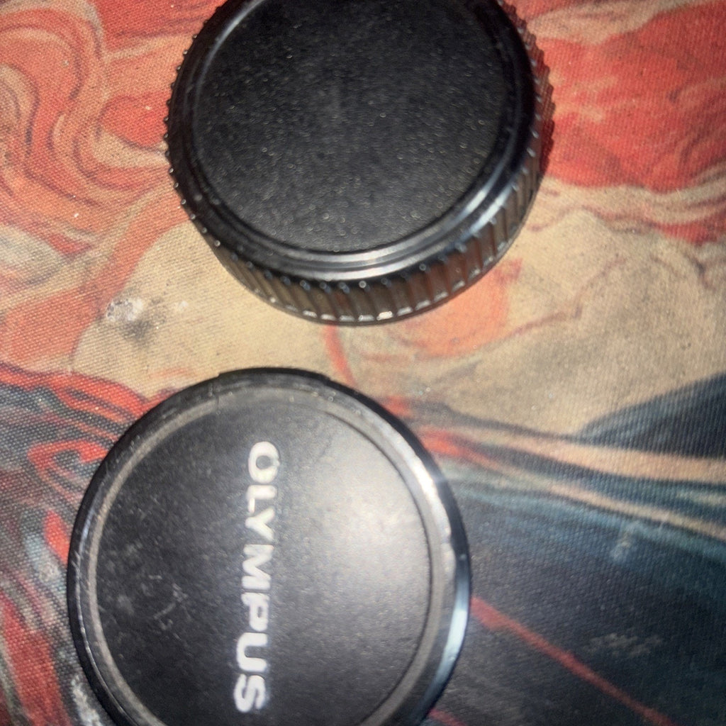 OLYMPUS OM-SYSTEM G.ZUIKO AUTO-W 28mm F3.5 Wide Angle Lens With Cover And Back